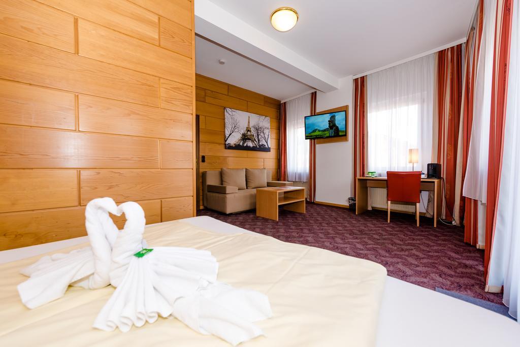 Stadthotel Schwerterbraeu Judenburg Bagian luar foto