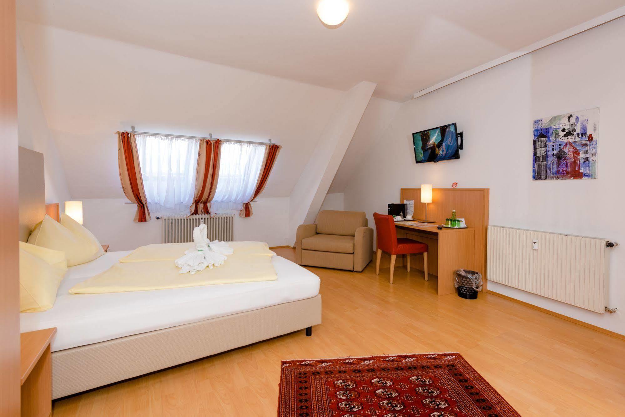 Stadthotel Schwerterbraeu Judenburg Bagian luar foto