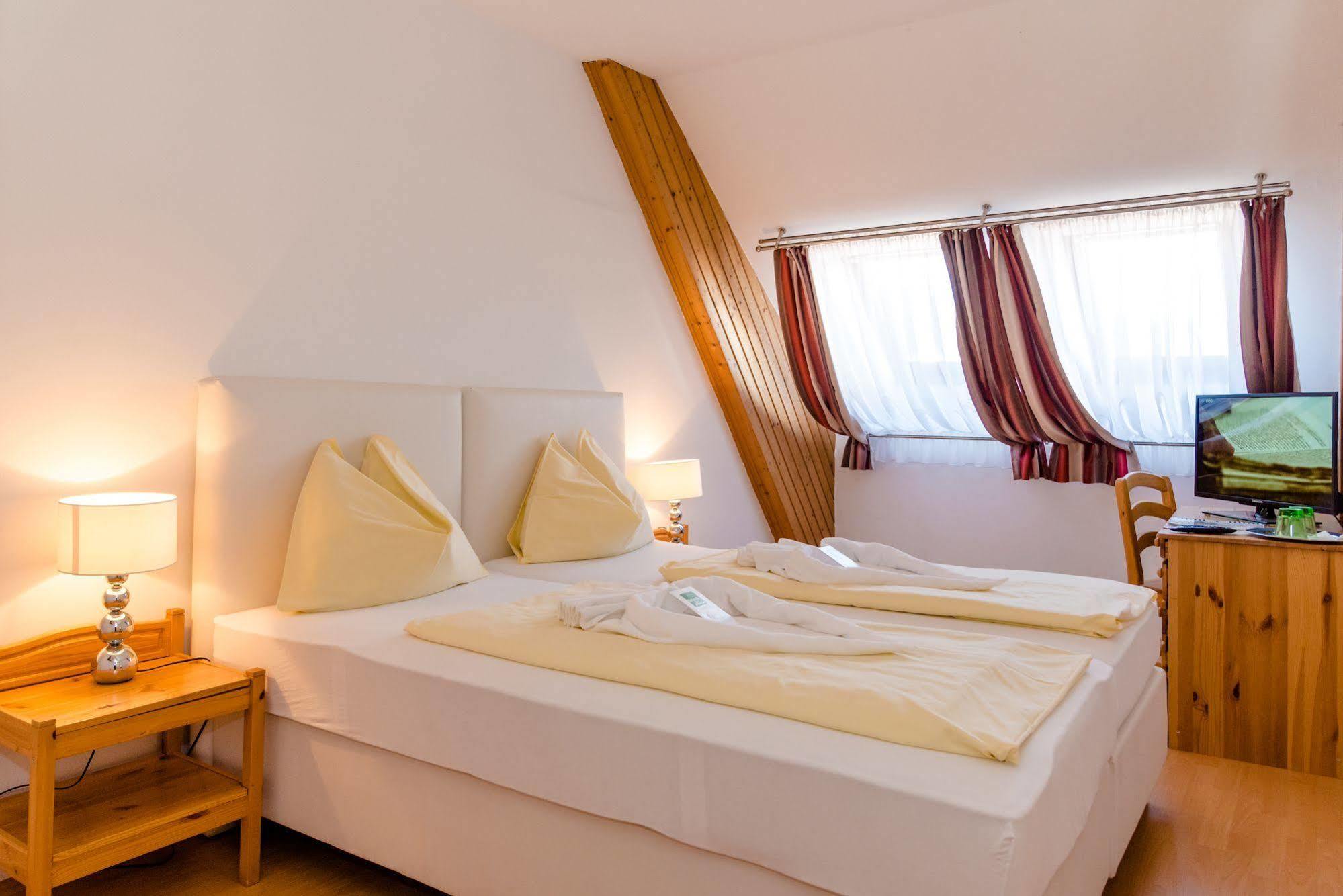 Stadthotel Schwerterbraeu Judenburg Bagian luar foto